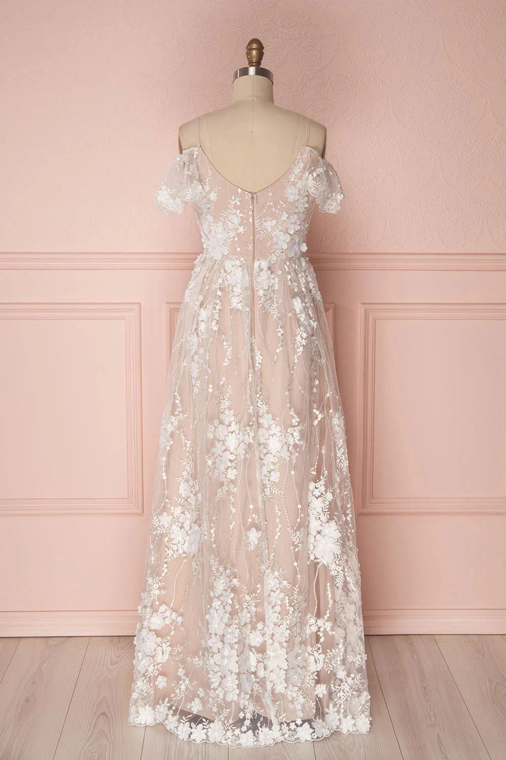 Langes Ballkleid aus Tüllspitze mit Herzausschnitt